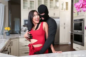 Vợ tất đen bị một con cặc to đụ khi đang gọi điện cho cư dân mạng