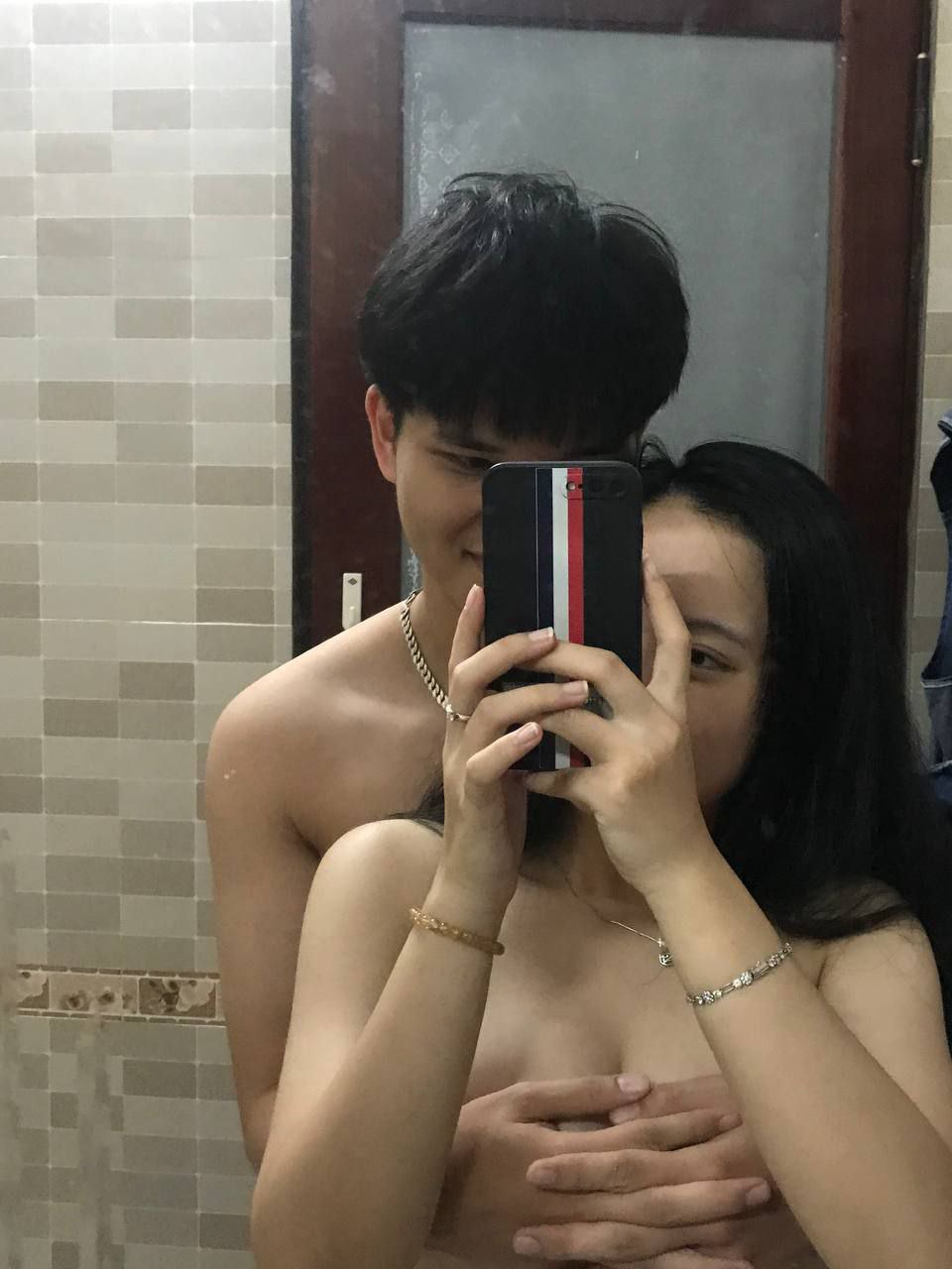 Bướm ở nhà một mình bị chú nhà bên qua chơi chuốc thuốc mê