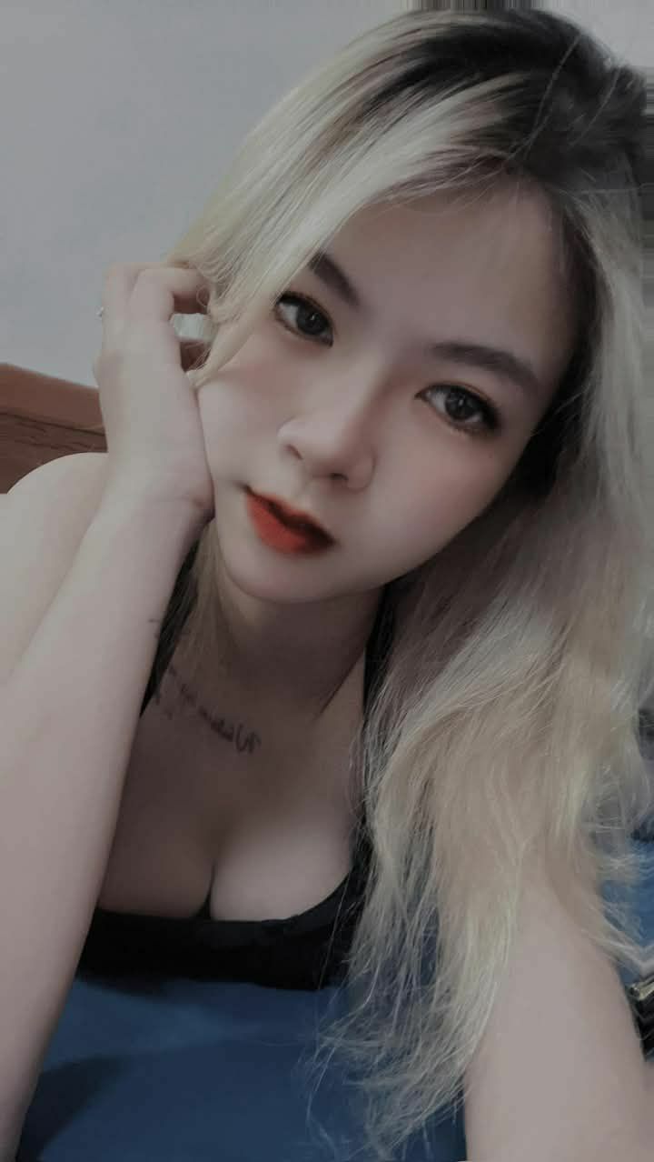 Con đĩ mặc đồng phục bị địt từ phía sau và khóc